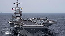Stíhačky na palubě americké letadlové lodi USS Gerald R. Ford v Severním moři...
