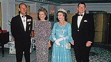 Královna Albta II. a princ Philip stojí s prezidentem Ronaldem Reaganem a...