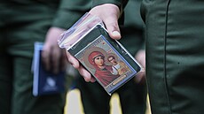 Odvedenec drí v ruce armádní prkaz a ikonu v Simferopolu na Krymu. (25. dubna...