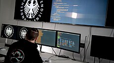 IT expert a hacker sedí před počítačem během pohovoru v německé Spolkové...
