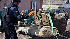 Ukrajintí pyrotechnici odstrauji nevybuchlou ruskou leteckou bombu FAB-500 v...