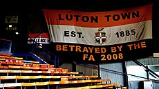 Vlajka na stadionu Kenilworth Road, která odkazuje na památný sestup klubu v...