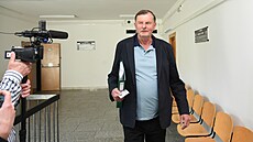 Obalovaný Frantiek Horn pichází k jednací síni Krajského soudu v Ústí nad...