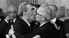 Generální tajemník ÚV KSSS Leonid Iljič Brežněv líbá vůdce Německé demokratické...