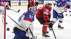 Andres Ambühl se sna�í te�ovat kotou� p�ed Samuelem Hlavajem.