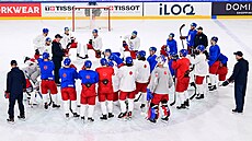 Čeští hokejisté bedlivě poslouchají pokyny trenéra Kariho Jalonena.