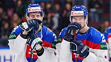 Zklamaní sloventí hokejisté, obránce Michal Ivan (29) a útoník Alex Tamái...