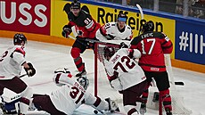 Loty�ský branká� Arturs �ilovs (31) kryje p�i jedné z nebezpe�ných situací...