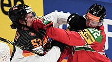 N�mecký obránce Moritz Seider (53) v �arvátce s ma�arským úto�níkem Vilmosem...