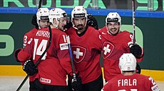 Švýcarští hokejisté se radují z gólu obránce Jonase Siegenthalera (97) ve...