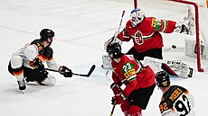 N�mecký úto�ník Nico Sturm (78) hbit� zakon�uje za ma�arského branká�e Dominika...