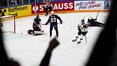 Lotyský obránce Kristians Rubins (94) slaví vítzný gól v utkání o bronz na...