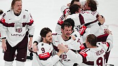 Lotyšští hokejisté bouřlivě oslavují zisk bronzových medailí ze světového...