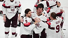 Lotytí hokejisté oslavují zisk bronzových medailí ze svtového ampionátu.