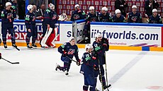 Zklamaní američtí hokejisté po porážce v zápase o bronz na světovém šampionátu