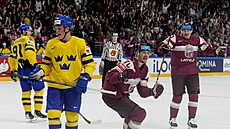 Hala v Rize bouří, lotyšští hokejisté se radují z úvodního gólu ve čtvrtfinále....