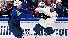 Americký úto�ník Luke Tuch (11) dohrává francouzského forvarda Petera Valiera...