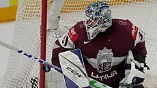 Lotyšský brankář Arturs Šilovs ve čtvrtfinále hokejového mistrovství světa.