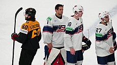 Zklamaní američtí hokejisté – brankář Casey DeSmith (1) a útočníci Drew...
