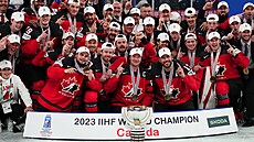 Kanadští hokejisté se fotí s rekordní 28. titulem pro mistry světa.