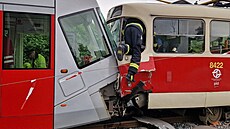 Dva lidé se zranili pi sráce tramvají v Praze-Braníku. Hasii vyproují...