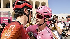 GENTLEMANI. Geraint Thomas se na startu 21. etapy zdraví s Primoem Rogliem,...