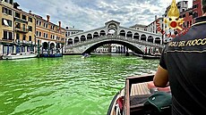Fluorescenční skvrna zbarvila část Velkého kanálu a laguny v Benátkách do...