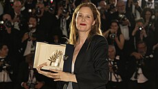 Justine Triet se svou cenou za nejlepší film. (27. května 2023)