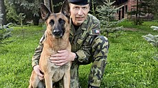 Vojenský kynolog nadrotmistr Jií vancara se svým psem Pito.