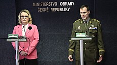 Ministryně obrany Jana Černochová a generálporučík Karel Řehka (na snímku v... | na serveru Lidovky.cz | aktuální zprávy