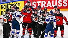 Hromadná strkanice v utkání mezi Kanadou a Finskem.