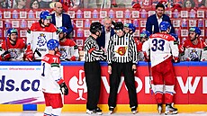 Trenér hokejové reprezentace Kari Jalonen v debat s rozhodími.