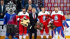 Zleva Michal Kempný, Petr Bříza, Dominik Kubalík a Karel Vejmelka s cenou pro...