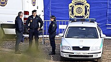 Policisté hovo�í u opera�ního stanu poblí� nádr�e na �ece Arade. Portugalská...