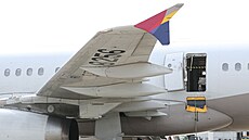 Airbus A321 spolenosti Asiana Airlines, jeho dvee otevel cestující krátce...