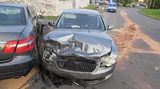 �idi� poni�il �ty�i zaparkovaná auta.