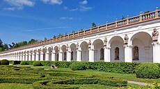 Vyhlídková terasa kolonády v Kv�tné zahrad� v Krom��í�i je po dvou letech...