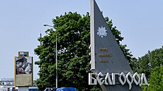 „Belgorod, město vojenské slávy“ stojí na znaku, který označuje vstup do...