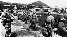Sov�t�tí vojáci dohlí�í na zajaté p�íslu�níky japonské armády v �ín�. Sov�tská...