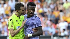 Brazilský fotbalista Vinícius Júnior v diskusi s rozhodím Ricardem De Burgosem.