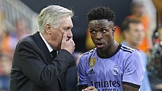 Fotbalista Realu Madrid Vinícius Júnior diskutuje s trenérem Carlem Ancelottim.