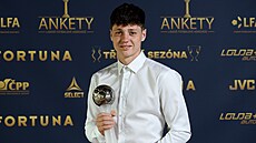 Sparanský kapitán Ladislav Krejí s trofejí pro nejlepího hráe ligy.