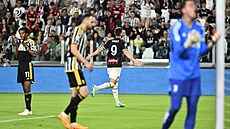 Francouzský úto�ník Olivier Giroud slaví gól v dresu AC Milán proti Juventusu.