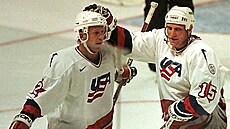 Brian Leetch (vlevo) a Brett Hull slaví gól USA na Svtovém poháru proti Rusku...