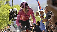 Geraint Thomas trpí pi stoupání na Monte Lussari.