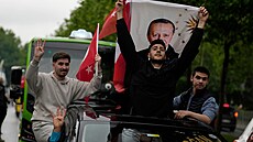 Příznivci tureckého prezidenta Recepa Tayyipa Erdogana slaví jeho vítězství ve...