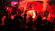 Příznivci tureckého prezidenta Recepa Tayyipa Erdogana slaví jeho vítězství ve...