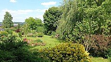 �Preferujeme zahradu takzvan� �zelenou� i kvetoucí, v p�írodním stylu s...