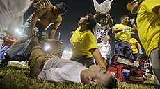 Pi tlaenici na fotbalovém stadionu v Salvadoru pilo v sobotu veer o ivot...