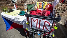 Aktivista p�ed Ú�adem vlády �ije ji� n�kolik dní, v�e pot�ebné má v nákupním...